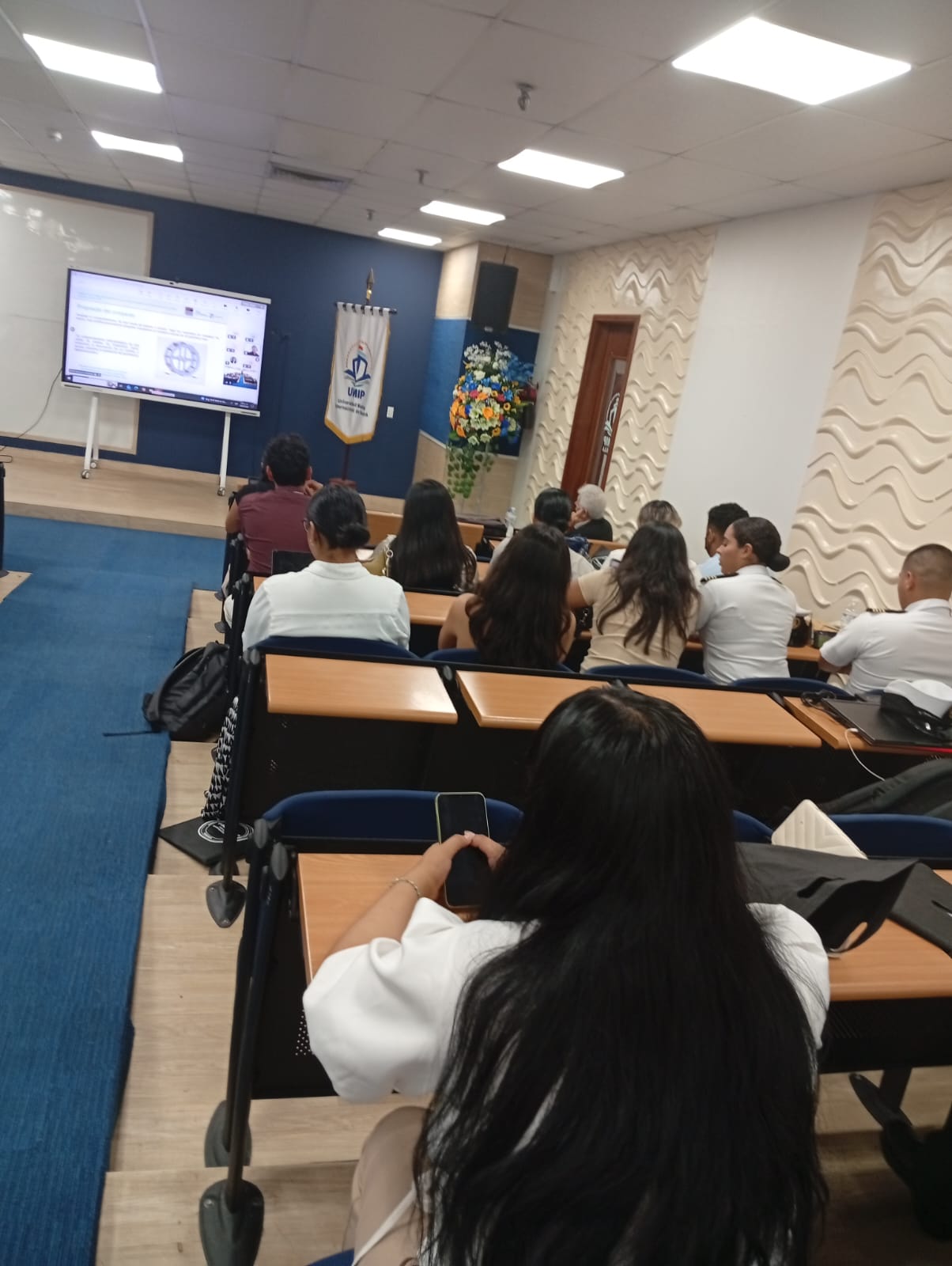 Sesión plenaria híbrida en el Auditorio de la UMIP